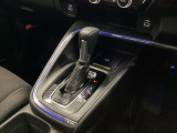 運転席周辺のスマートなレイアウトが、操作のしやすさを実現。快適なドライブをサポートします。手元で操作ができる、電子制御パーキングブレーキ。
