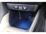 USB充電器や様々な電気製品の電源供給ポートとしてアクセサリーソケットを装備しています。充電中のスマホなどの置き場に便利なフロントコンソールボックスにはLEDアンビエント照明を装備しています。