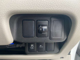 後席に重い荷物を乗せるとヘッドライトが上向きになりパッシングされアスクなります。そんな時はこのレベルゲージで、ライトの高さを調整できます。