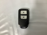 スマートキーを装備しています。鍵を差し込むことなくドアロックの開け閉めと、スタートボタン操作でのエンジンスタートができます。