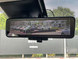 【スマートルームミラー】バックドアについてますカメラと連動して、後方の映像がルームミラーに映ります。