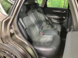 広々とした2列目シートは居住性が高く、居心地も快適!友達や家族とのお出かけにぴったりです。ベビーシートやチャイルドシート使用時も快適にお過ごしいただける十分な空間を確保しています。