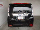 バックカメラが付いているので後方確認が非常にしやすいです。今や運転初心者も熟練者も必須装備!
