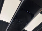 【左右独立ムーンルーフ】2列目左右席にそれぞれ配置されたガラスルーフ!日差しに合わせて片側だけシェードを閉めることも可能です!