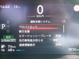 エマージェンシーブレーキは今や必需品!前方走行車との衝突の危険性が高まったとシステムが判断した場合に作動し、警告音を鳴らし、自動的に停車または減速して衝突回避や衝突被害を軽減します。