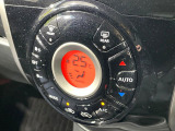 【オートエアコン】一度お好みの温度に設定すれば、車内の温度を検知し風量や温度を自動で調整。暑い&hellip;寒い&hellip;と何度もスイッチ操作をする必要はありません。快適な車内空間には必須の機能ですね♪