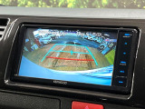 【バックカメラ】駐車時に後方がリアルタイム映像で確認できます。大型商業施設や立体駐車場での駐車時や、夜間のバック時に大活躍!運転スキルに関わらず、今や必須となった装備のひとつです!
