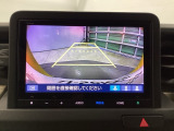 バックモニター付きで、車庫入れやバック時の後方確認をサポート。