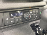 【オートエアコン】一度お好みの温度に設定すれば、車内の温度を検知し風量や温度を自動で調整。暑い&hellip;寒い&hellip;と何度もスイッチ操作をする必要はありません。快適な車内空間には必須の機能ですね♪