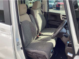 足元もゆったりで長時間の運転も疲れにくいフロントシートです。