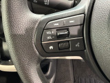 ステアリングにオーディオ操作スイッチが付いています。オーディオ画面に直接タッチしなくても操作が出来ますので、運転に集中できます。