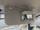 【室内装備品 サンバイザー】前方からの日差しを防ぐ時は、下に下げて使います.横からの日差しは、下に下げてフックを外して横にして使います.鏡も付いて、身だしなみチェックも出来ます.