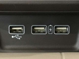 【USBポート】USBポートも装備されています、スマートフォンの充電やオーディオに連携も可能です、今や欠かせない装備の一つです!