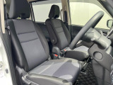 運転席まわりには十分なスペースがあり、大柄な方でもゆったり運転していただける環境です。