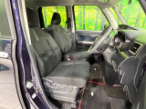 運転席まわりには十分なスペースがあり、大柄な方でもゆったり運転していただける環境です。