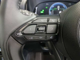ステアリングには運転中でも簡単に操作できる各種スイッチついてます