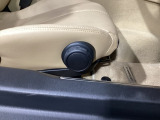 運転席にはドライバーの体型や好みに応じて前後方向だけでなく、高さの調整ができるシートリフターを装備!