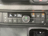 【オートエアコン】一度お好みの温度に設定すれば、車内の温度を検知し風量や温度を自動で調整。暑い&hellip;寒い&hellip;と何度もスイッチ操作をする必要はありません。快適な車内空間には必須の機能ですね♪