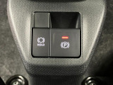 【電動パーキングブレーキ+オートブレーキホールド機能】 指先だけで簡単に操作が可能なパーキングブレーキ、スイッチを押すとブレーキペダルから足を離してもブレーキを保持できるオートブレーキホールド搭載。
