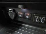 【シートヒーター】は運転席&助手席に。スイッチONですぐに暖まり、冬の寒い日はこの装備なしの車は考えられなくなってしまう装備の一つです♪