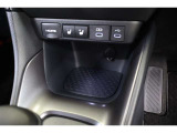 Type-Cの通信/給電用と、給電用のUSBポートが装備されています。車内にあると便利なアイテムですね! 充電中のスマホなどの置き場にちょうど便利なポケットも備えています。
