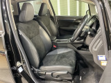 乗降がしやすい運転席。高さが調節できて小柄な方でも運転しやすいポジションをとることができます。