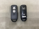 スマートキーを装備しています。鍵を差し込むことなくドアロックの開け閉めと、スタートボタン操作でのエンジンスタートができます。スペアキーも同じものを用意しております。