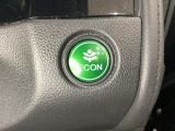 ECON モードをON にするとアクセルペダルの動きに対するエンジンの反応とエアコンの制御を切り換えることで、燃費のいい運転をするドライバーがペダルを踏んだ時と同じようにエンジンを制御します。