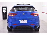 STELVIOのモデル名はアルプス山中にあるステルヴィオ峠に由来しています。48カ所のヘアピカーブが連続する峠道を走行する高い走破性がこの車の魅力です。