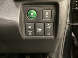 Hondaセンシング用の、VSA(ABS+TCS+横滑り抑制)解除と路外逸脱抑制機能のオンオフスイッチなどはハンドルの右側に装備しています。燃費に役立つECONボタンもここです。