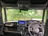 フロントガラスが大きく、ワイドな視界で運転もしやすくなるように設定されています。