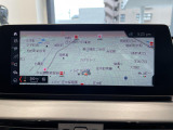 BMWのナビゲーションは操作性も良く、詳細な地図情報と交通状況を見やすく表示し、快適なドライビングをサポートしながら目的地までナビゲートします。