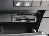 路上に設置されたインフラ設備との双方向通信を行うETC2.0ユニットを搭載!高速道路の進行先の渋滞情報や、停止車両などを画面表示や音声で提供します。