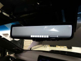【デジタルインナーミラー】・・・車両後方カメラの映像をインナーミラー内に表示。切替レバーを操作することで、鏡面ミラーモードからデジタルミラーモードに切り替えることができます。