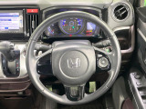 インテリアに合わせたデザインのステアリングは、運転される方のことも考え、運転しやすい形状、大きさです。是非一度、実際に触ってお確かめください。