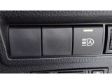 オートマチックハイビームとは、先行車や対向車のライトを認識し、ハイビームとロービームを自動で切り替える機能です。夜道の視界を確保します。詳細は販売店スタッフまでおたずねください。