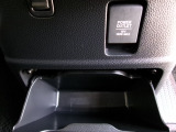 【POWEROUTLET】12V電源ソケットを設置しております。周辺機器の充電にご利用頂けます。インパネ下に収納スペースをご用意しています。