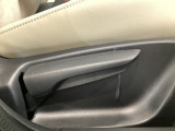 運転席にはドライバーの体型や好みに応じて前後方向だけでなく、高さの調整ができるシートリフターを装備!