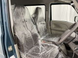 高いホールド性で運転姿勢が安定します。長距離ドライブでも疲れにくいのが魅力です。快適なドライビングライフをお送りください♪