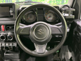インテリアに合わせたデザインのステアリングは、運転される方のことも考え、運転しやすい形状、大きさです。是非一度、実際に触ってお確かめください。