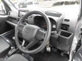 水平基調のインパネは運転者の広い視覚を確保しています。右左折時に歩行者の存在を気づきやすい工夫もされています。