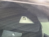 【ホンダセンシング】走行中に前方の車両等を認識し、衝突しそうな時は警報とブレーキで衝突回避と被害軽減をアシスト。より安全にドライブをお楽しみいただけます。