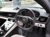 ターボエンジンが鋭いレスポンスパワーを放ち、ダイナミックな推進力を発揮。タイトなコーナーさえも俊敏に駆け抜けます