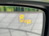 【ブラインドスポットモニタリング】走行中、ドアミラーの死角になりやすい箇所に後続車が接近するとサイドミラー付近に警告を表示、ドライバーに注意喚起をしてくれます。