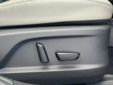自動車の運転席や助手席などの座席を電気モーターの力で細かく調整できる機構