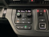 トリプルゾーンコントロールフルオートエアコンなので、スイッチ1つでオールシーズン、運転席や助手席、リア席を別々に快適温度に設定する事が出来ます。