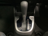 CVT車のセレクトレバーです。低速から高速まで、変速ショックのないスムーズな走りを実現するとともに、エンジン効率のよい領域を維持することで燃費にも貢献します。