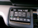 オートエアコンは左右席で独立温度コントロールが可能です。運転席はキンキンに冷やして助手席はマイルドにと言った設定が可能です。暑さ寒さでケンカすることもなくなりますね。