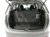 サードシートを格納すると大きな荷台スペースとなります サードシートを起こした状態でも荷物はもちろん詰めます 使用用途に応じてアレンジしてください