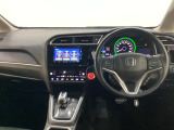 車内は光触媒抗菌消臭施工済です。インパネ周りはスタイリッシュなデザインで機能や装備も充実しています。グローブボックスやカップホルダーのほかにトレーなどたくさんの収納スペースが付いています。